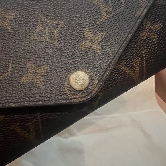 Louis Vuitton Emilie Wallet w/ change pouch - Picture 4 of 9